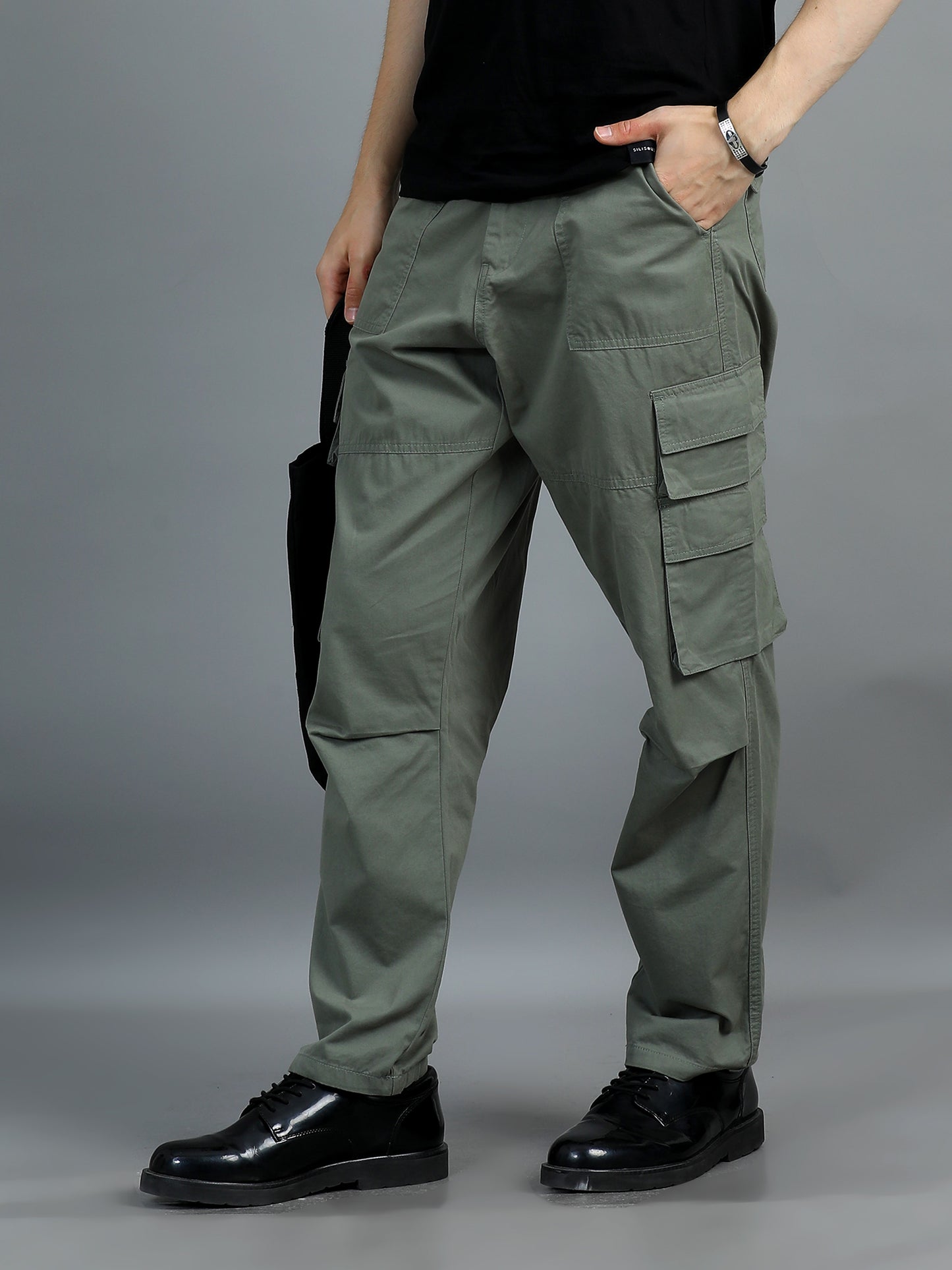 Men Cotton Relaxed Fit Cargo Trousers, Moss Green SILISOUL