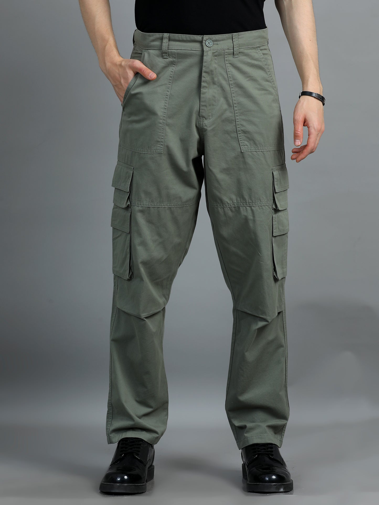 Men Cotton Relaxed Fit Cargo Trousers, Moss Green SILISOUL